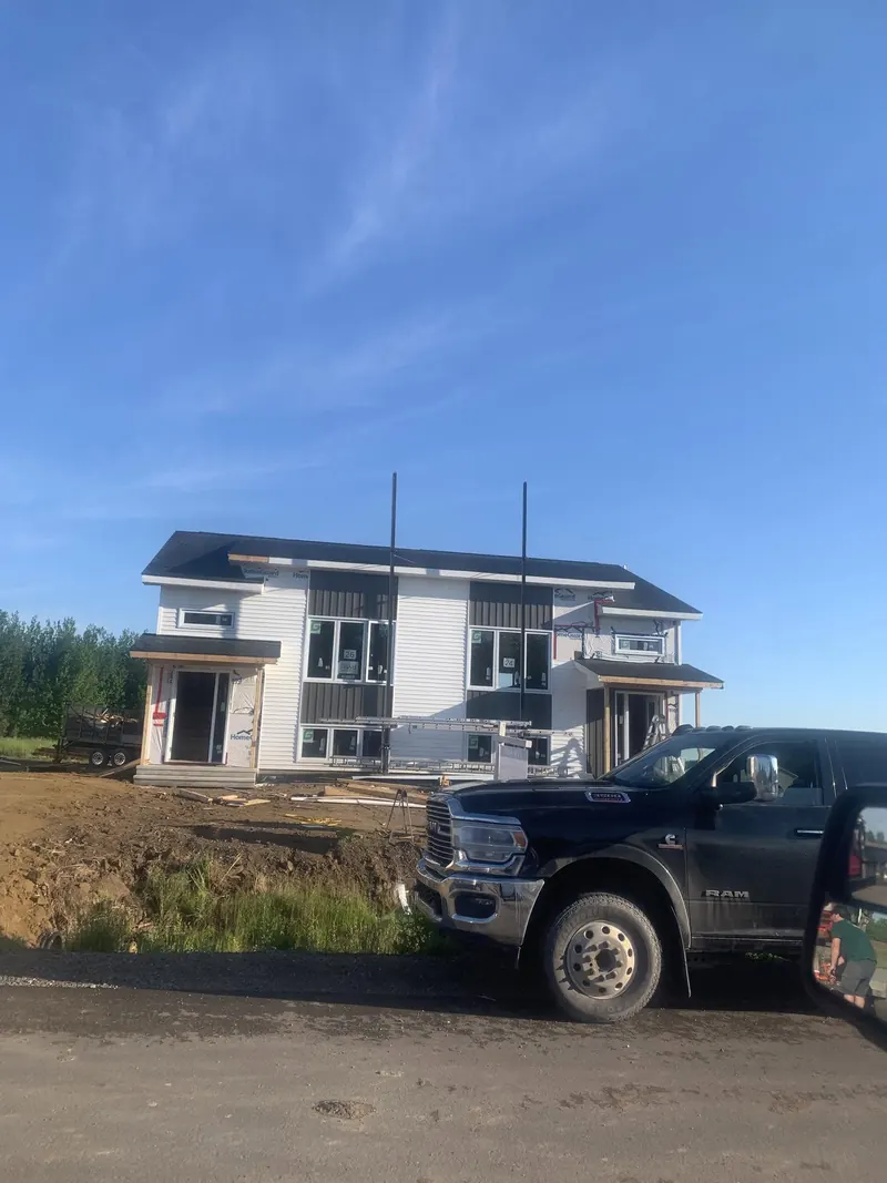 Le camion de CG Drywall sur un chantier de construction neuve dans le sud-est du Nouveau-Brunswick