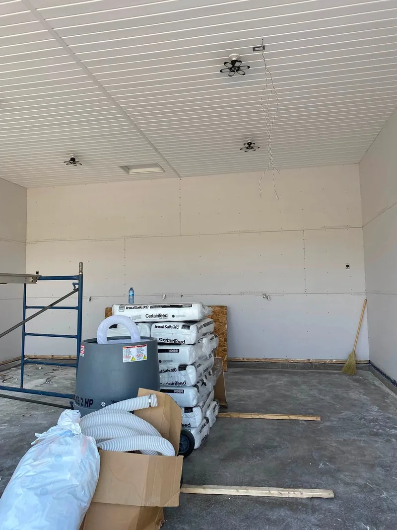 Ceiling grid and wall junction