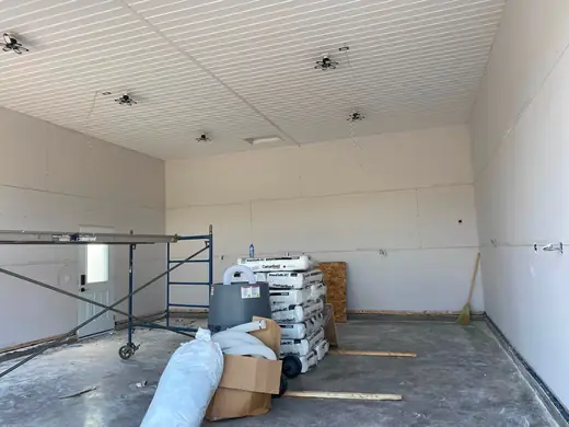 Espace commercial, murs et plafond posés