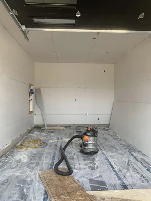 Garage résidentiel, gypse posé et chantier balayé