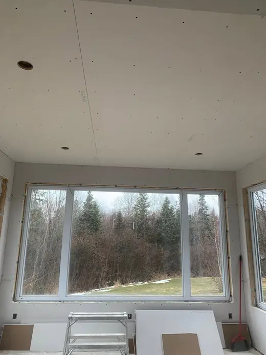 Construction neuve à Bouctouche, rez-de-chaussée posé et prêt pour les tireurs de joints